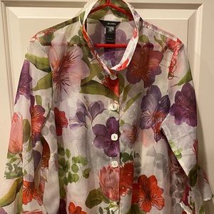 Ali Miles floral blouse with beautiful features